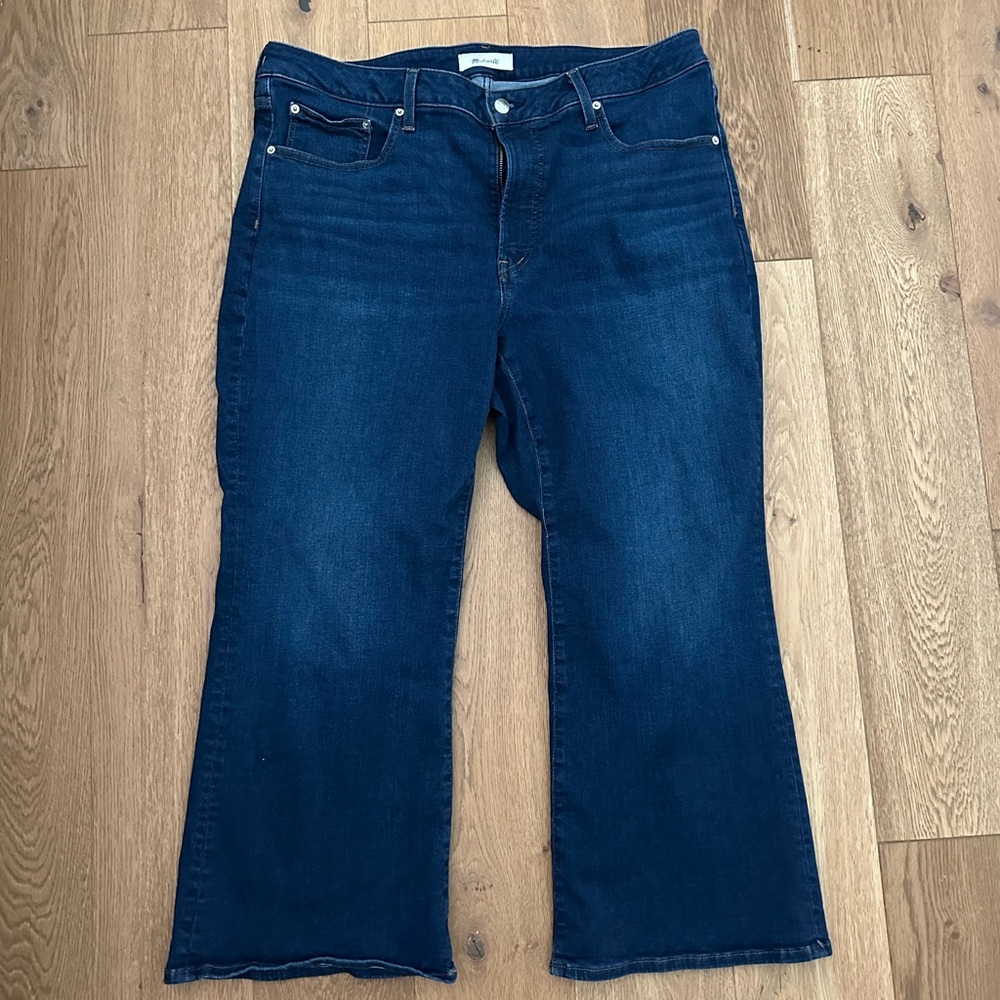 The Madewell Flare Crop Jean in Super Stretch Denim - Osgoode Wash - Picture 3 of 6